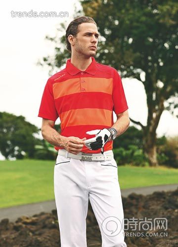 条纹Polo 衫 Oakley、白色长裤 adidas Golf、手表 Rado 手环 Tod’s、手套 Nike Golf、腰带 BOSS Green