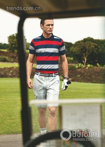 条纹Polo 衫 Paul&Shark、格纹短裤 Nike Golf、手表 Rado 手套 Nike Golf、腰带 Paul&Shark、白色运动鞋 adidas Golf