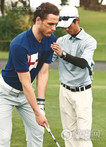 蓝色拼接Polo 衫 Aigle、浅灰色长裤 adidas Golf、手表 Longines 手环 Tod’s、手套 Nike Golf、腰带 Boss Green