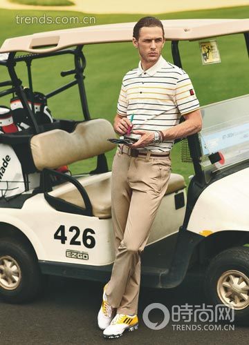 条纹Polo 衫 Aigle、卡其色长裤 Aigle、手表 Longines 手环 Tod’s、腰带 Lacoste、白色运动鞋 adidas Golf 球杆 Taylormade、球包 Taylormade