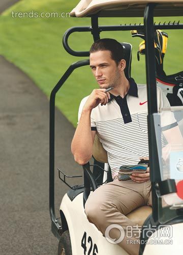 异色领Polo 衫 Nike Golf、卡其色长裤 Paul&Shark 手表 Longines、手环 Tod’s、腰带 Paul&Shark